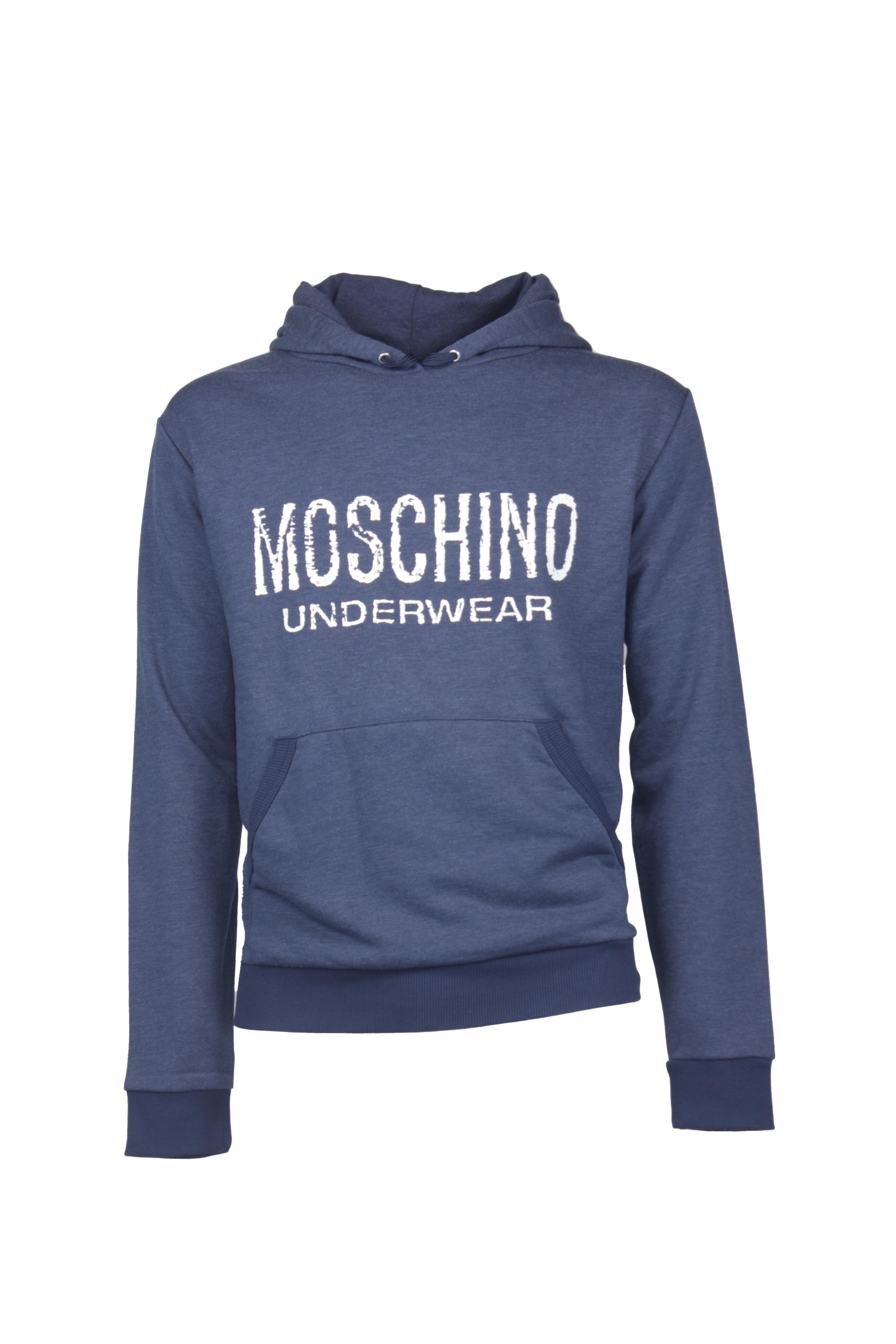Felpa Moschino con Cappuccio bluette. Tessuto in cotone organico elasticizzato .Tessuto interno in caldo Pile. Polsini in maglia