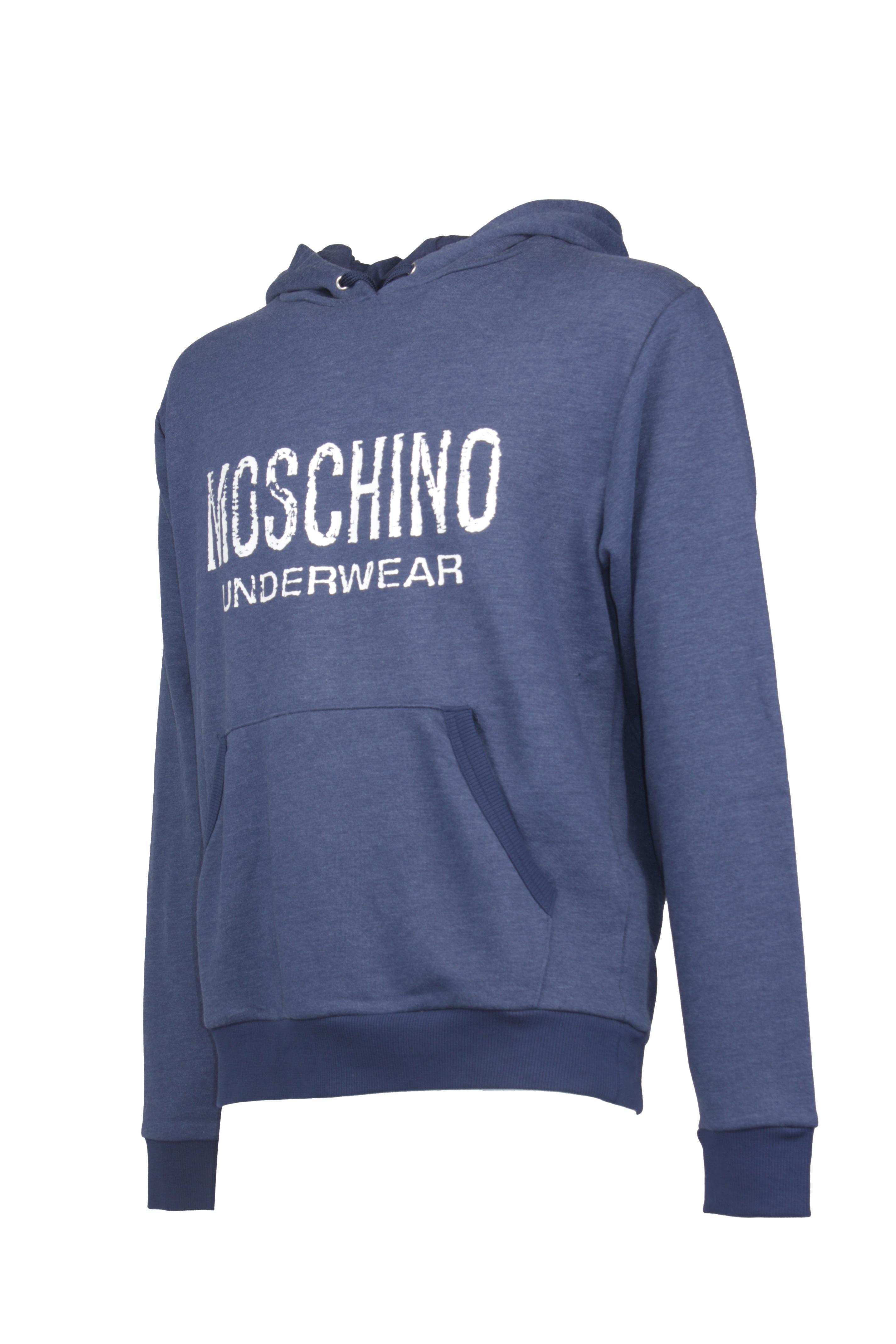 Felpa Moschino con Cappuccio bluette. Tessuto in cotone organico elasticizzato .Tessuto interno in caldo Pile. Polsini in maglia