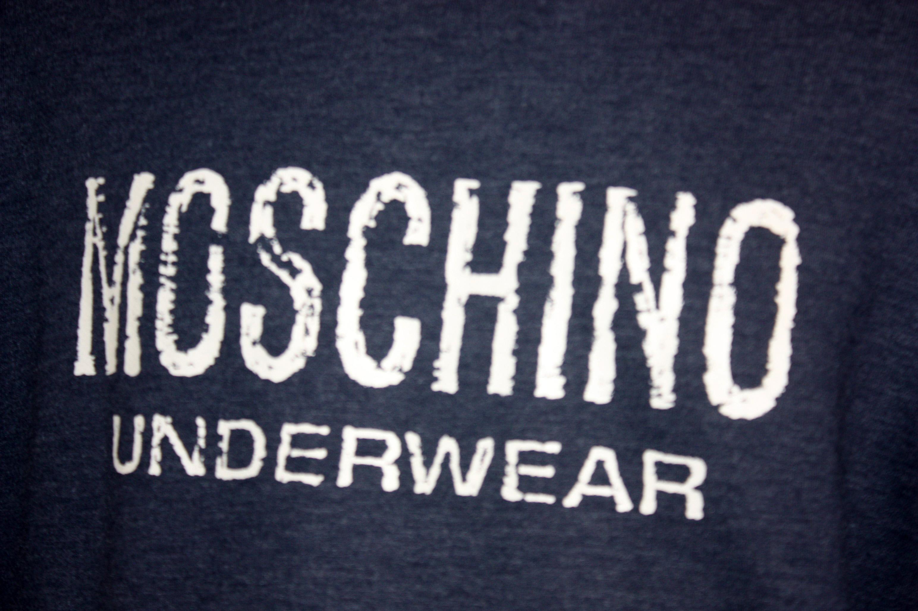 Felpa Moschino con Cappuccio bluette. Tessuto in cotone organico elasticizzato .Tessuto interno in caldo Pile. Polsini in maglia