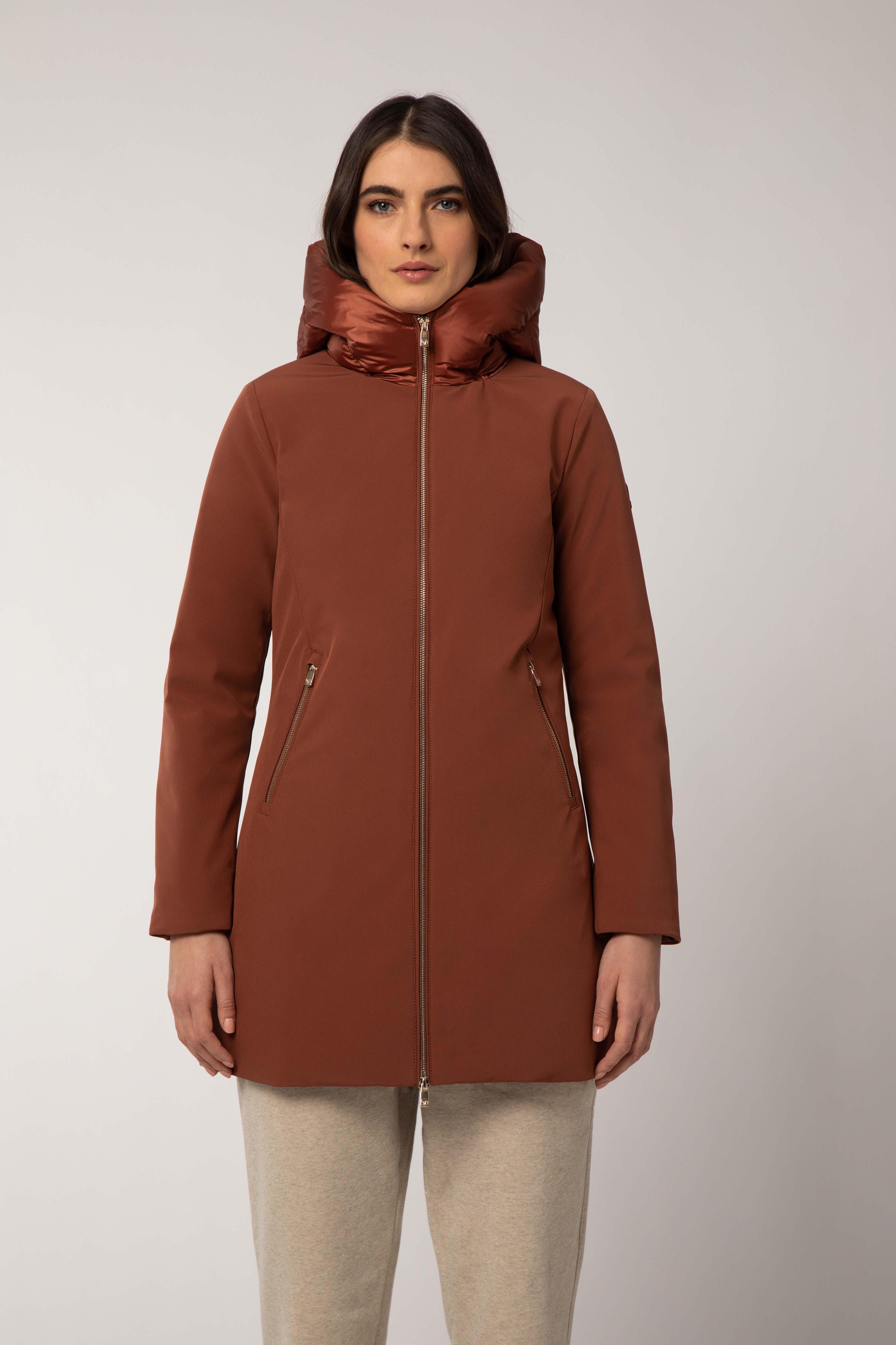Giacca lunga con Cappuccio CIESSE PIUMINI  colore mattone. Realizzata in  Tessuto SOFTSHELL 3 strati e imbottito con Piumino d'oca pregiato