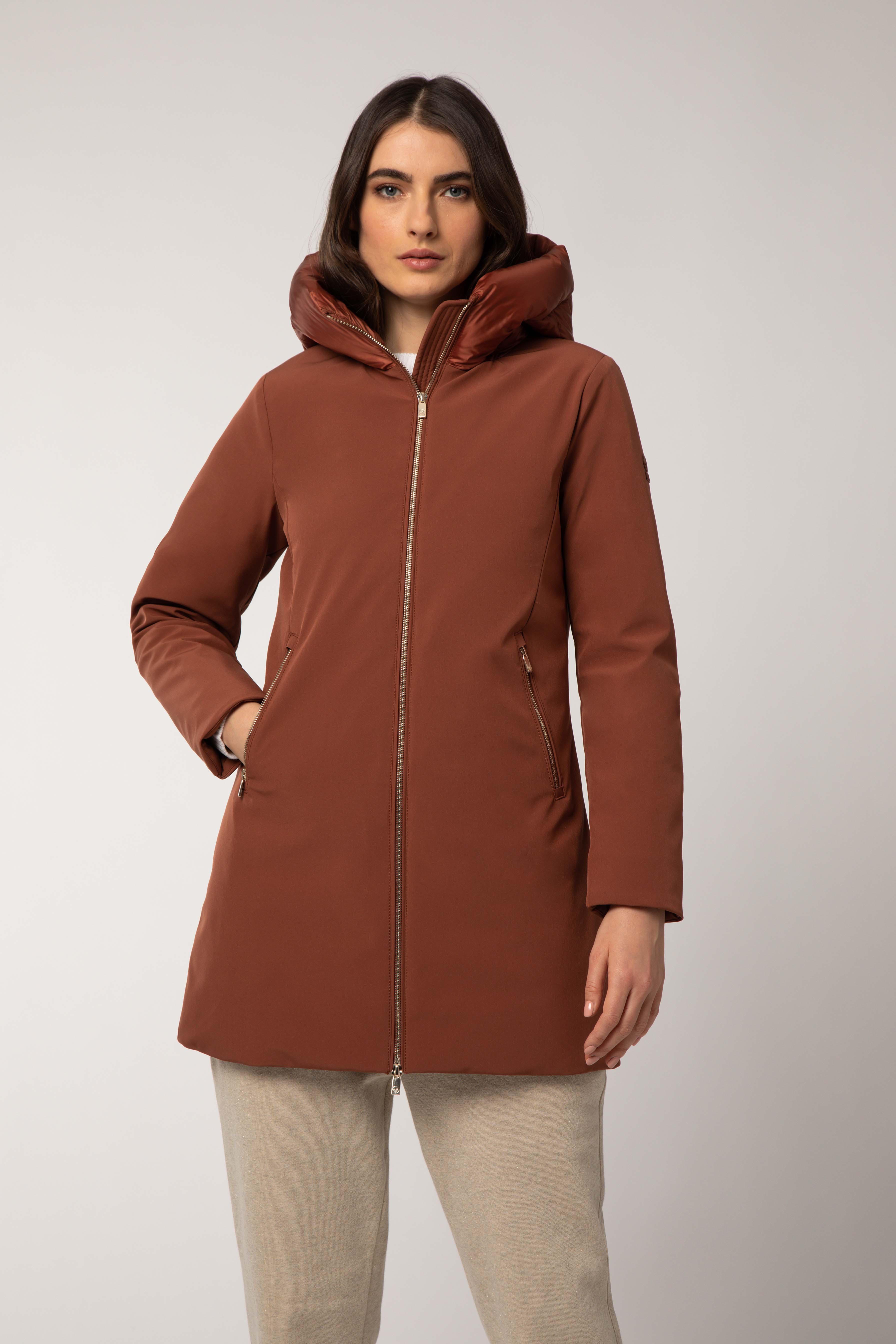 Giacca lunga con Cappuccio CIESSE PIUMINI  colore mattone. Realizzata in  Tessuto SOFTSHELL 3 strati e imbottito con Piumino d'oca pregiato