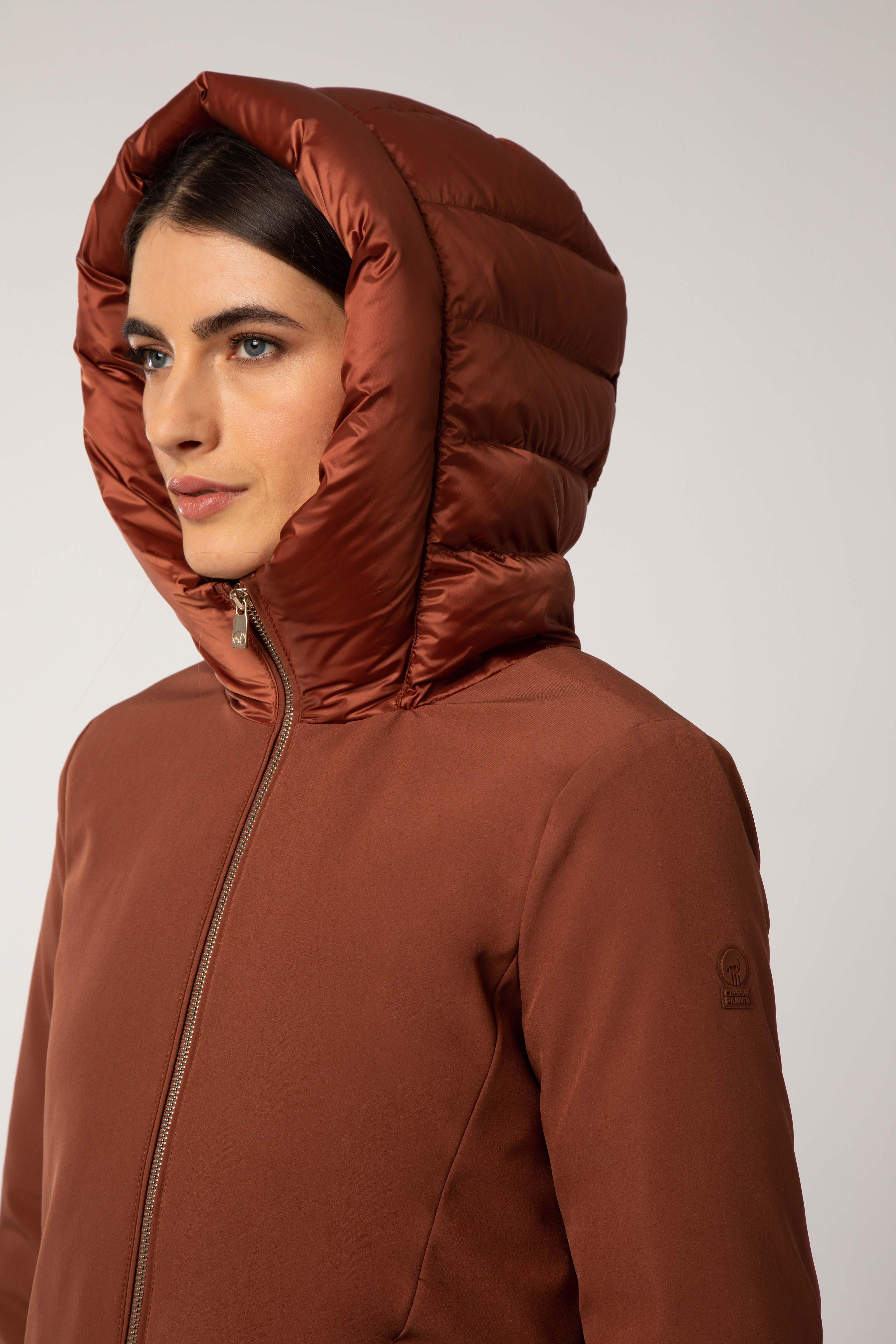 Giacca lunga con Cappuccio CIESSE PIUMINI  colore mattone. Realizzata in  Tessuto SOFTSHELL 3 strati e imbottito con Piumino d'oca pregiato