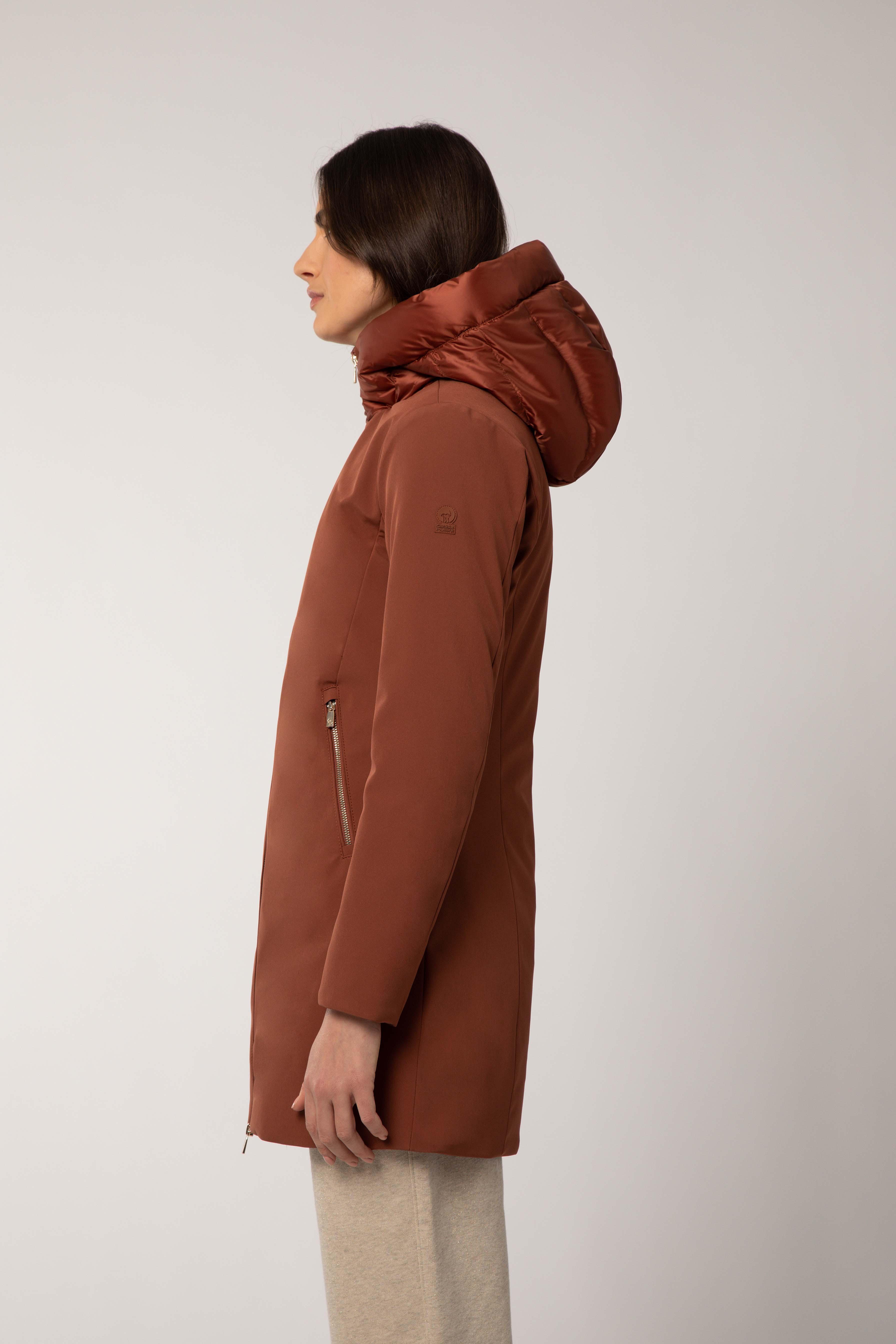 Giacca lunga con Cappuccio CIESSE PIUMINI  colore mattone. Realizzata in  Tessuto SOFTSHELL 3 strati e imbottito con Piumino d'oca pregiato