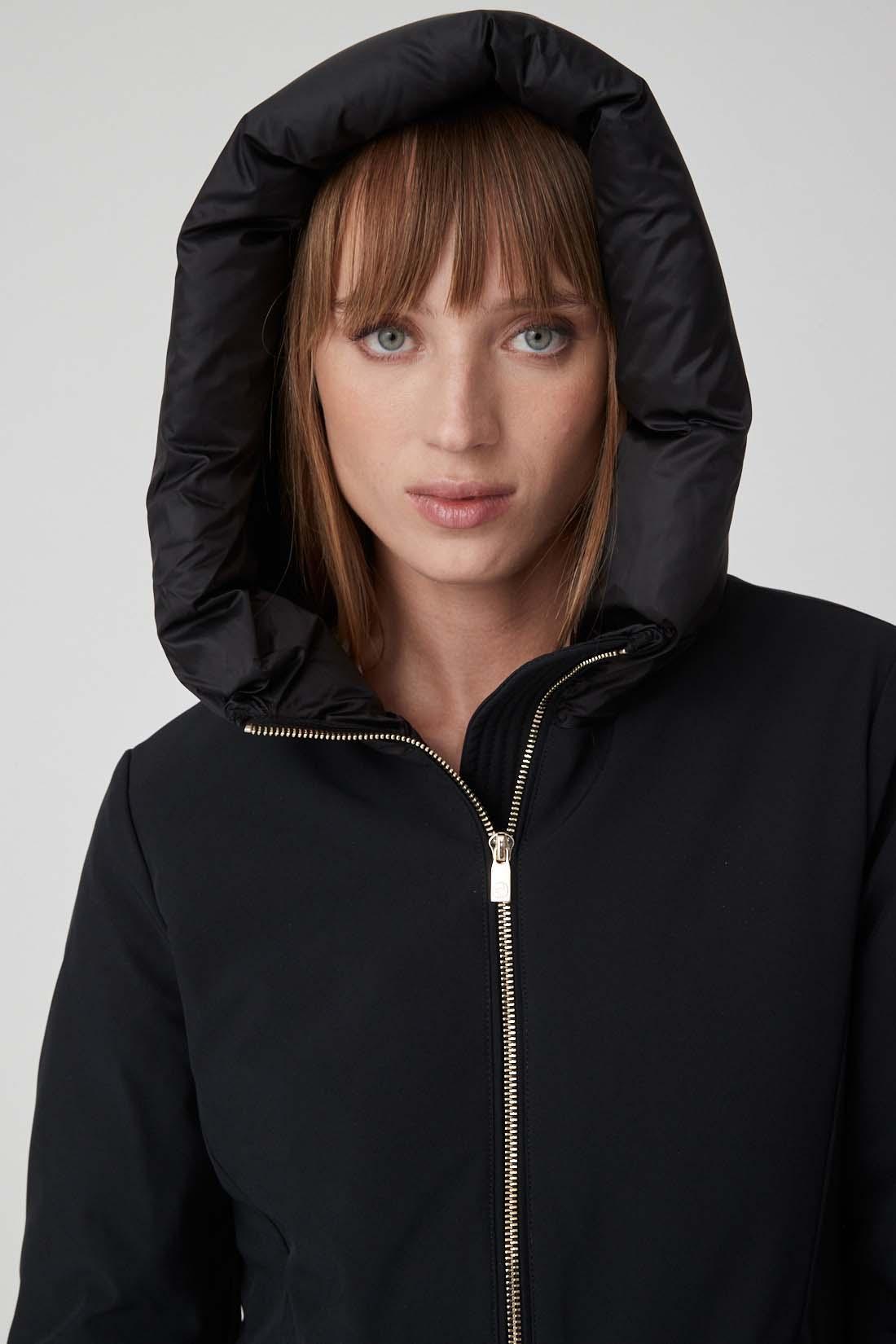 Tessuto SOFTSHELL 3 strati e  Cappuccio imbottito,  ottima la qualitu00e0 del colore realizzato con una lamina a effetto secco