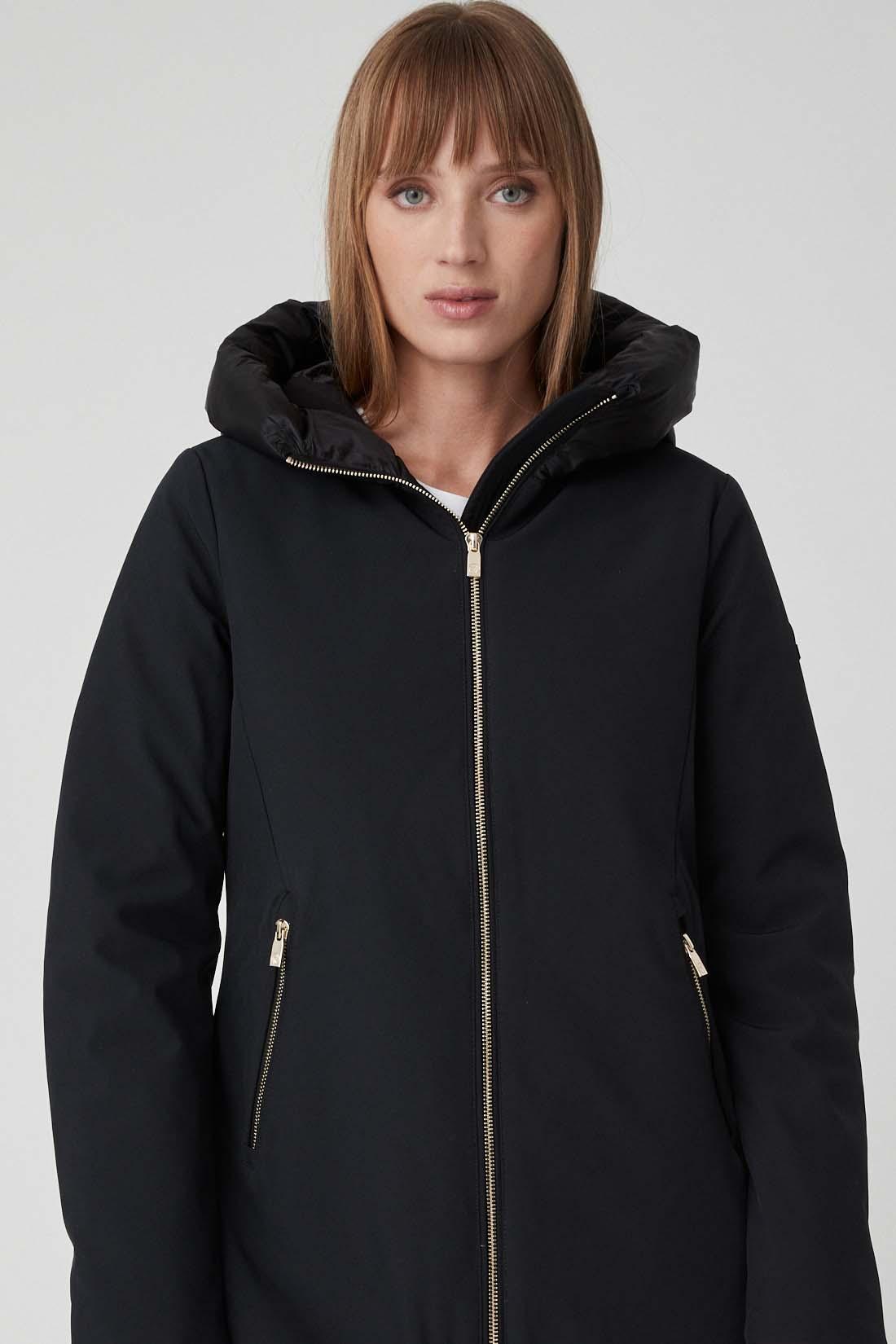 Tessuto SOFTSHELL 3 strati e  Cappuccio imbottito,  ottima la qualitu00e0 del colore realizzato con una lamina a effetto secco