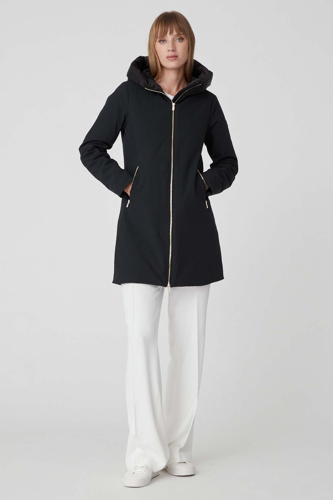Tessuto SOFTSHELL 3 strati e  Cappuccio imbottito,  ottima la qualitu00e0 del colore realizzato con una lamina a effetto secco