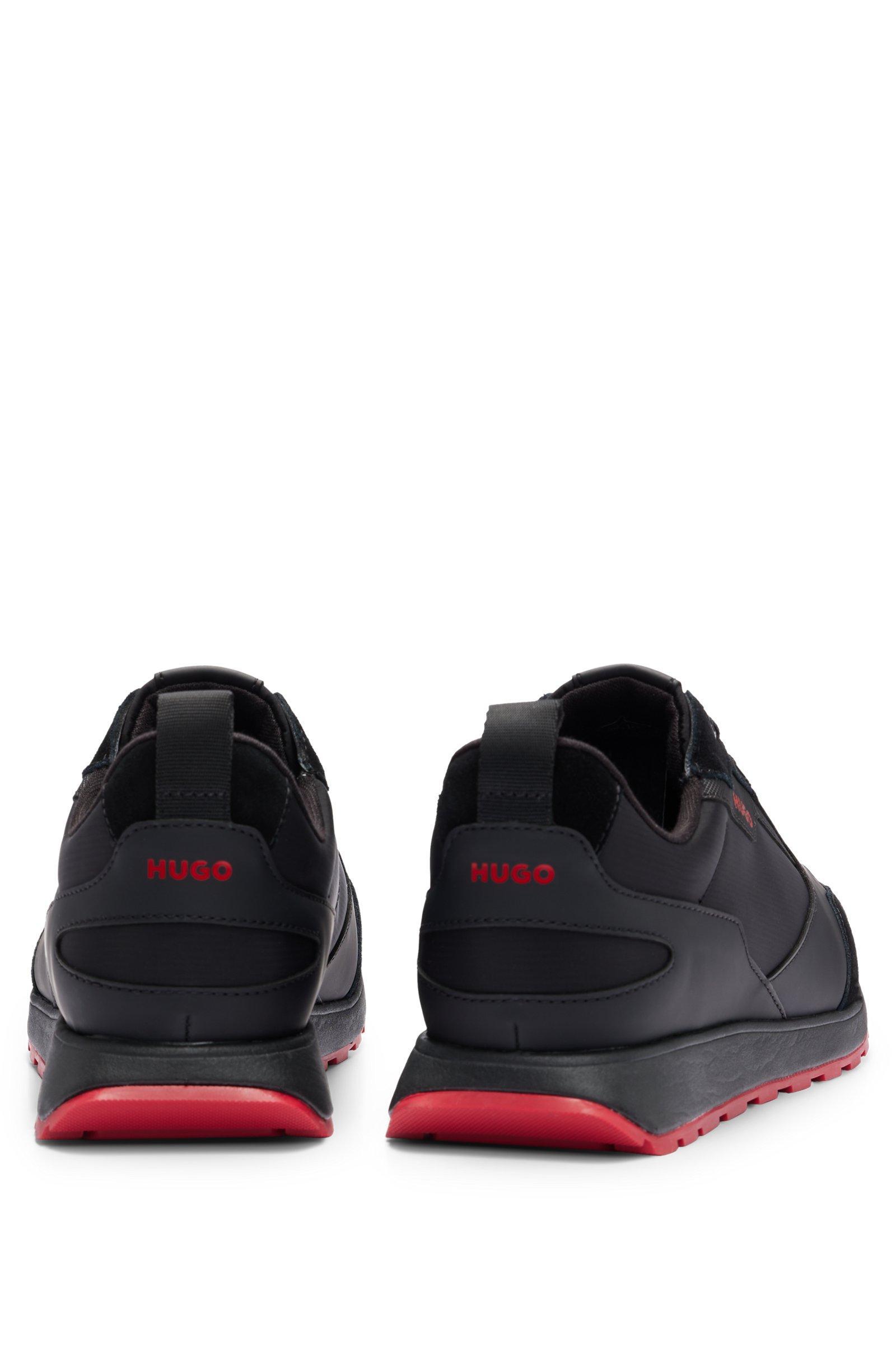La scarpa u00e8 realizzata   con una combinazione di materiali quali pelle scamosciata e mesh e rifinite con loghi.