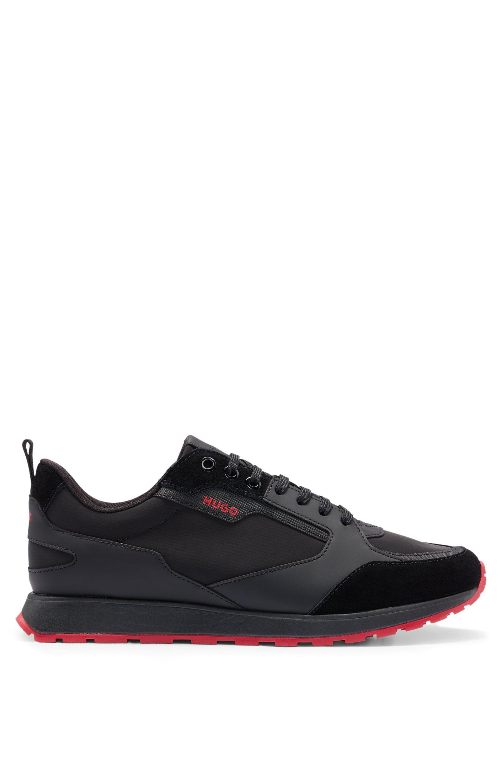 La scarpa u00e8 realizzata   con una combinazione di materiali quali pelle scamosciata e mesh e rifinite con loghi.