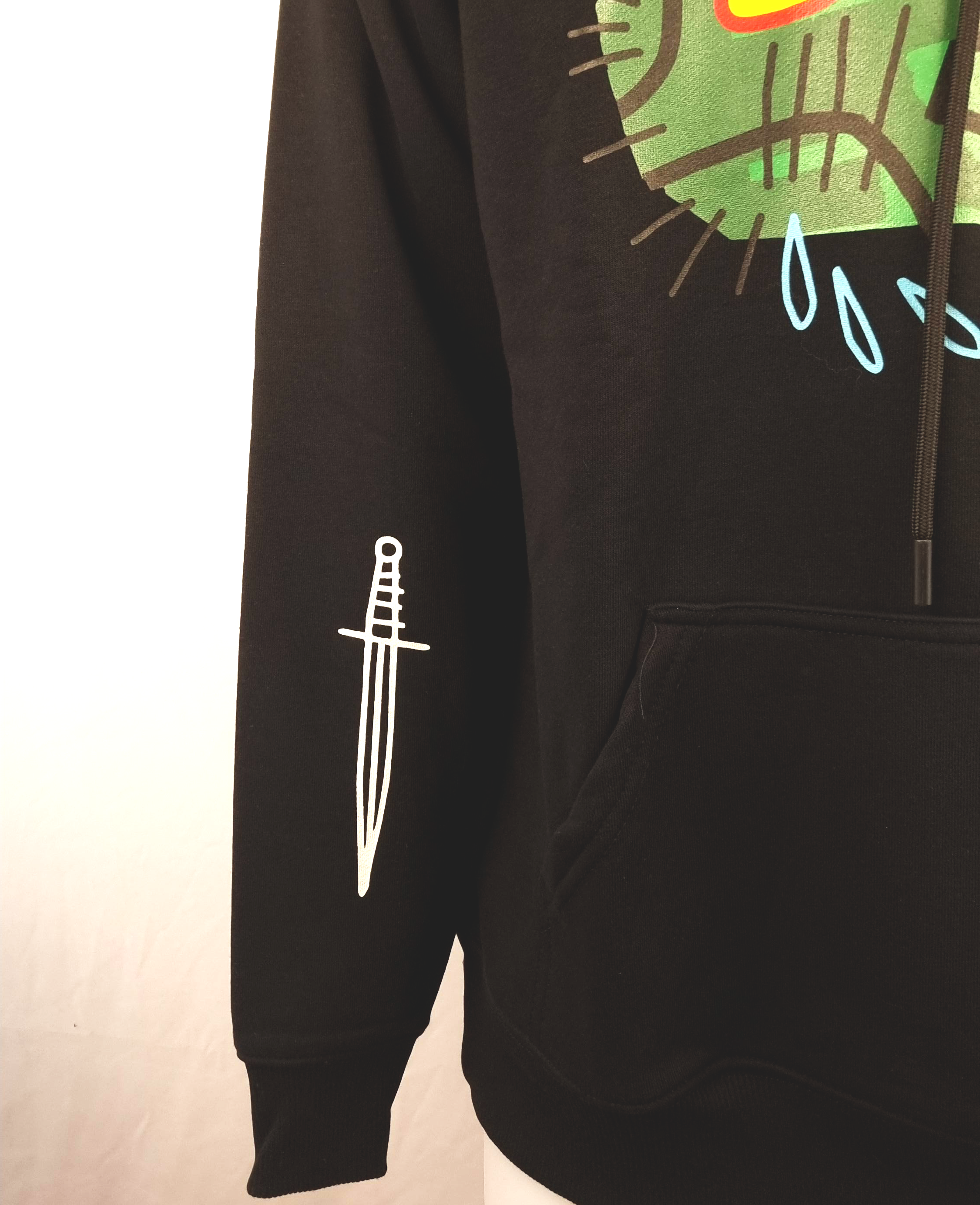 Felpa Nais Design con cappuccio colore Nero .Tessuto in jersey di puro cotone, ideale per essere usata  nelle mezze stagioni.  Stampa serigrafica del personaggio 