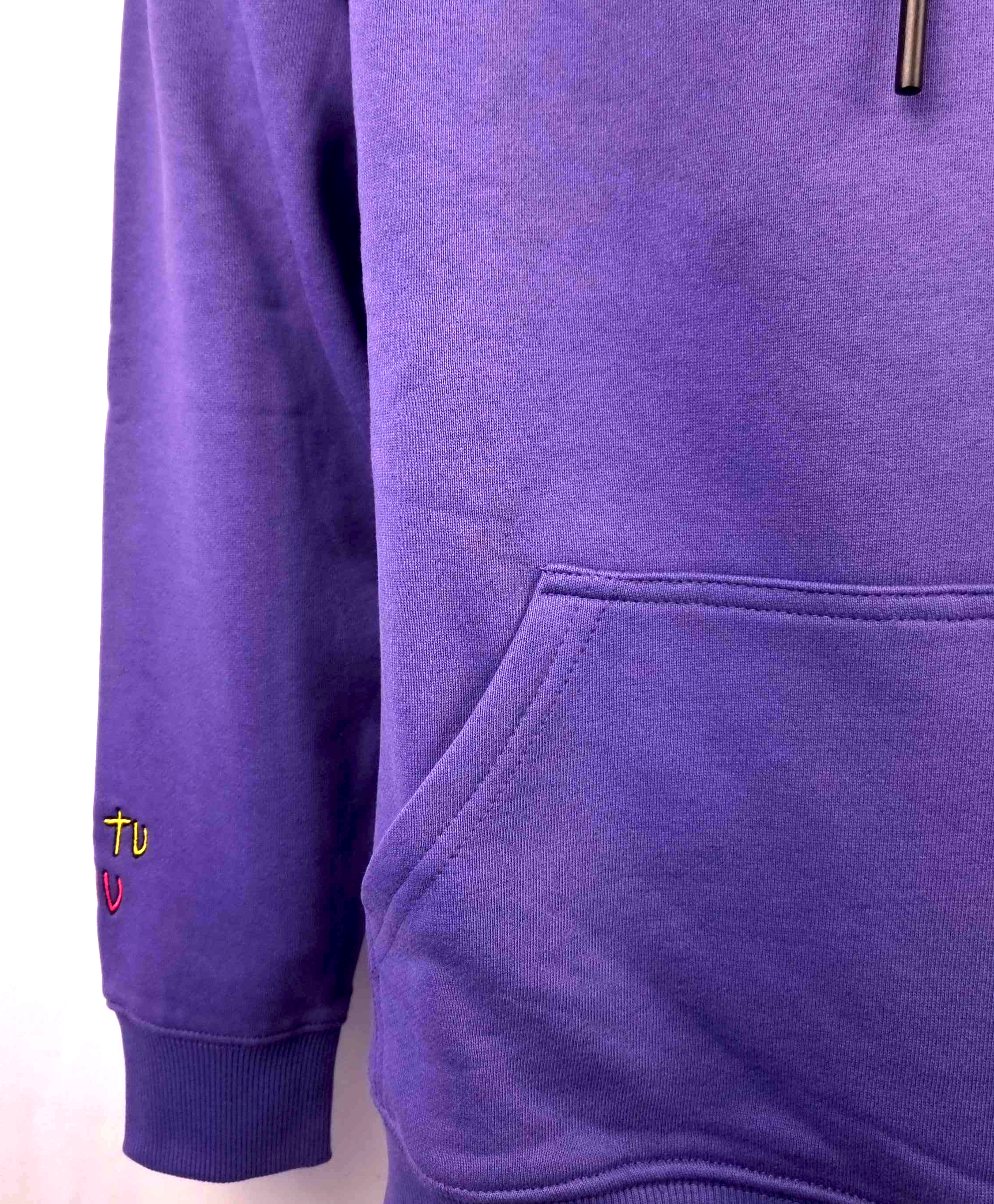elpa Nais Design con cappuccio colore Viola.Tessuto in jersey di puro cotone, ideale per essere usata  nelle mezze stagioni.  Stampa serigrafica 